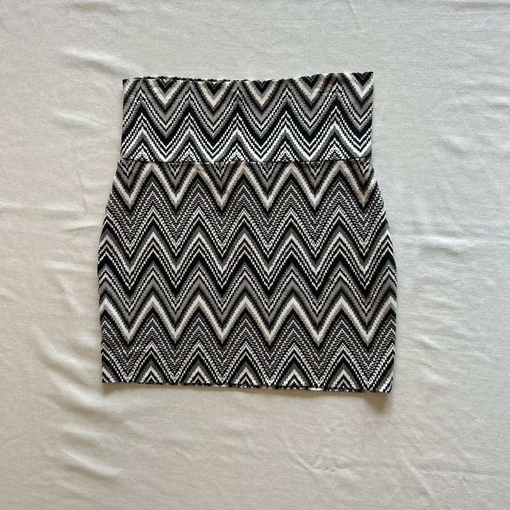 Lilly Rose Black, White & Gray Chevron Pattern Stretch Knit Pencil Skirt Sz M